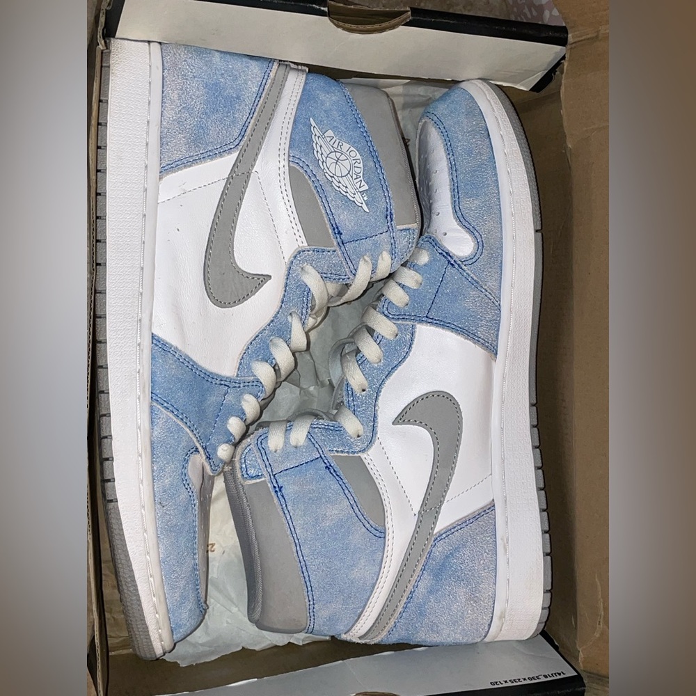 Jordan 1 Retro High
Hyper Royal Smoke Grey